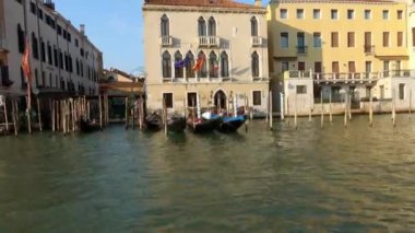 Venedik - 24 Temmuz 2018: Büyük Kanal, Venedik, İtalya 'da demirlemiş Gondolas' ın yanından geçen bir tekne görüntüsü. Hareketli bir tekneden geniş açıyla dengelenmiş..