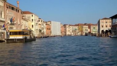 Venedik - 24 Temmuz 2018: Büyük Kanal, Venedik, İtalya 'da bir su otobüsü durağından geçmek. Hareket halindeki bir teknenin önünden sabit atış..