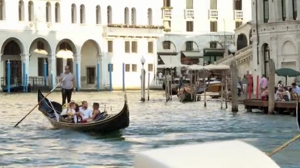 Venecia Julio 2018 Dos Parejas Una Góndola Gran Canal Venecia — Vídeos de Stock