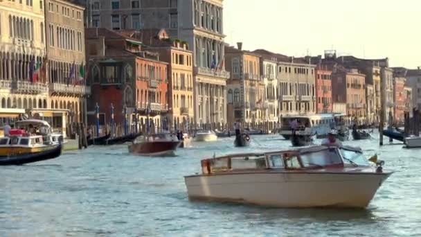 Venecia Julio 2018 Estabilizado Tiro Largo Mostrando Varios Barcos Largo — Vídeos de Stock