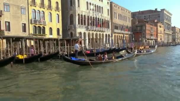 Venice Června 2018 Stabilizovaný Záběr Pohybující Lodi Projíždějící Kolem Gondolasu — Stock video