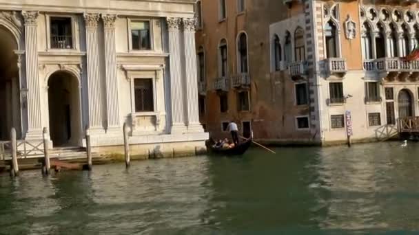 Venice Lipiec 2018 Gondola Wchodząca Cichego Kanału Przy Canal Grande — Wideo stockowe