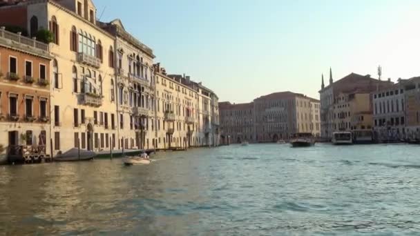 Venice 2018年7月24日 イタリア ヴェネツィアの大運河沿いの初期の水上バス旅行 水上バスとしての船の正面からの安定した景色が近づき 美しい夏の夜に通過します — ストック動画