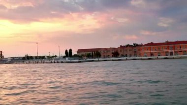 Venedik Feribot Terminali, gün batımında Venedik, İtalya 'da hareket halindeki bir tekneden. Gün batımının devamını gösteren stabil bir çekim..