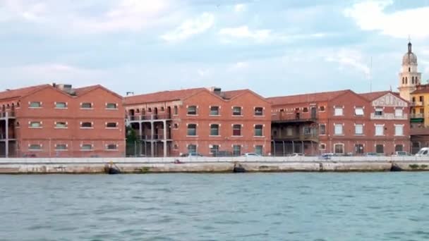 Langsam Stabilisiertes Zoomen Des Hafens Von Venedig Von Einem Fahrenden — Stockvideo