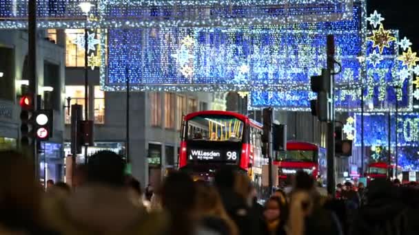 Kasım 2020 Oxford Caddesi Ndeki Noel Işıklarının Altında Red London — Stok video