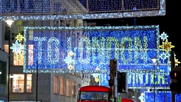 Londen November 2020 Gemaakt Van Oxford Street Verlichte Kerstversiering Rode — Stockvideo