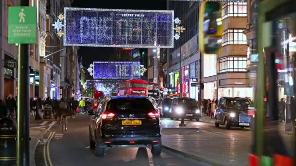Londen November 2020 Drukke Avond Verkeersscène Onder Kerstversiering Oxford Street — Stockvideo