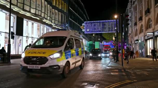 Londres Noviembre 2020 Una Furgoneta Policial Seguida Autobús Rojo Dos — Vídeos de Stock