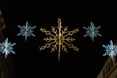 3 Kasım 2020, Oxford Caddesi 'nin yukarısında aydınlatılmış Noel süslemeleri