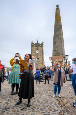 Richmond, Kuzey Yorkshire, İngiltere - 14 Haziran 2020: Siyahi Yaşamlar Önemi Protestocusu lideri kadın protestocu Richmond, Kuzey Yorkshire 'daki Pazar yerinde The Obelisk ve The Green Howards Müzesi önünde protesto