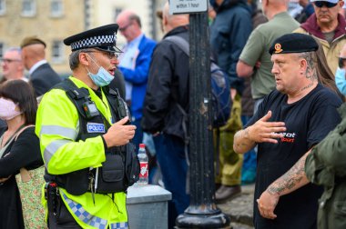 Richmond, Kuzey Yorkshire, İngiltere - 14 Haziran 2020: Yüz maskesi takan polis memuru, Siyahi Yaşamlar Konusunda İngiliz BLM karşıtı protestocularla karşı karşıya geldi