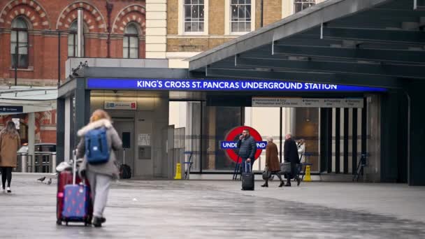 Londres Março 2020 Homem Está Fumando Enquanto Passageiros Atravessam Uma — Vídeo de Stock