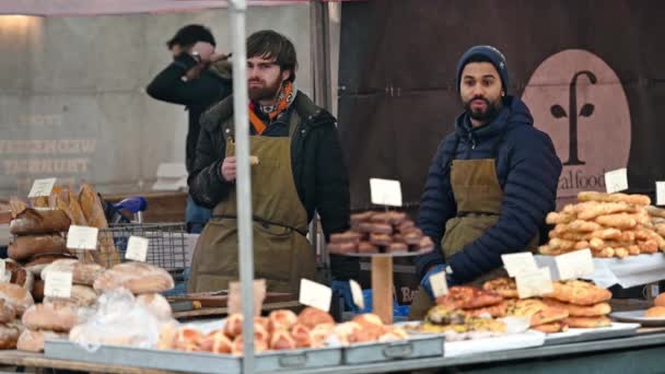 Лондон Марта 2020 Года Владельцы Ларьков Открытом Рынке Продуктов Питания — стоковое видео