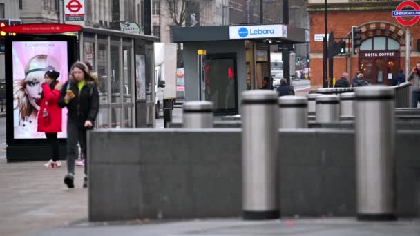 London Marca 2020 Piesi Przechodzą Obok Przystanku Autobusowego King Cross — Wideo stockowe