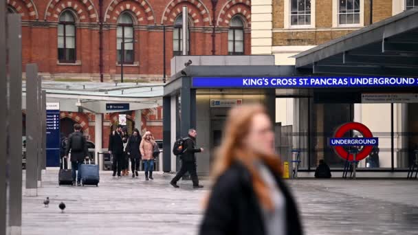 Londres Mars 2020 Les Navetteurs Traversent Une Place King Cross — Video