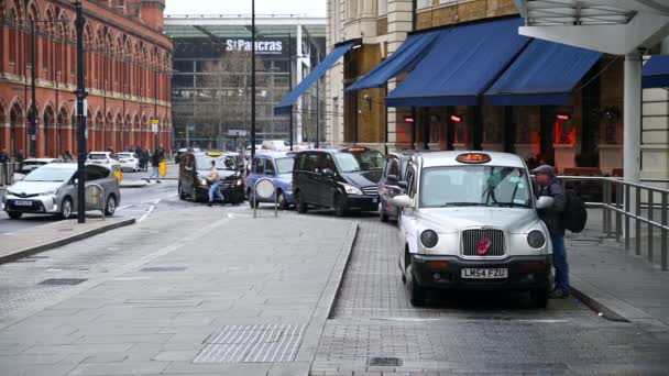 London Marca 2020 Mężczyzna Wsiada Czekającej Srebrnej Taksówki Londyńskiej Przed — Wideo stockowe