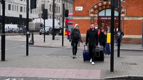 Londres Março 2020 Pessoas Que Usam Máscaras Faciais Atravessam Uma — Vídeo de Stock