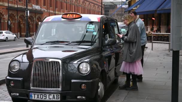 Лондон Марта 2020 Года Молодая Пара Садится Ожидающее Черное Такси — стоковое видео