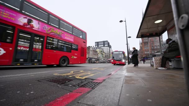 Londýn Březen 2020 Wide Angle Zem Výstřel Jako Autobusy Přicházejí — Stock video