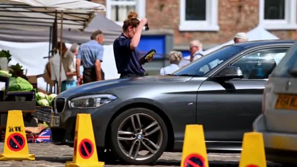 Richmond North Yorkshire Verenigd Koninkrijk Augustus 2020 Vrouwelijke Verkeersleider Die — Stockvideo