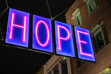 Carnaby Caddesi 2020 noel ışıklarının bir parçası olarak aydınlatılmış UMUT tabelasının kapatılması, COVID 19 salgını sırasında olumlu mesaj iletilmesini amaçlıyordu.