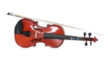 Beyaz bir stüdyoda izole edilmiş bir viyola ve yay..