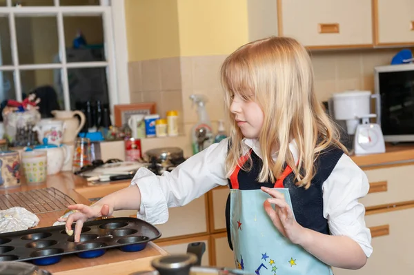 Ein Hübsches Junges Blondes Mädchen Backt Einer Chaotischen Küche — Stockfoto