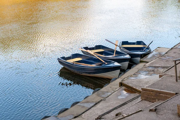 Tres Botes Remos Azules Blancos Amarrados Río Tranquilo Día Soleado —  Fotos de Stock