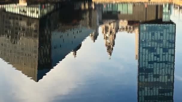 Jaterní Budova Obklopená Moderními Kancelářskými Budovami Odrážející Jemně Vlnící Vodě — Stock video