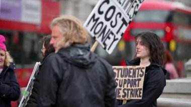 LONDON - 10 Mart 2020: Üniversite grev hattında grev öğretim görevlilerine destek veren bir öğrenci