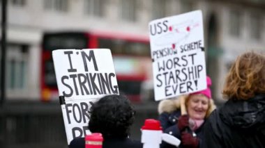10 Mart 2020: Protesto plaklarıyla grev yapan öğretim görevlileri Londra trafiği arka planda odak dışı