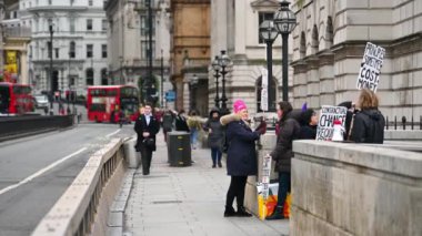 Londra 'daki King' s College Somerset House 'un önünde grev yapan gezginler 10 Mart 2020