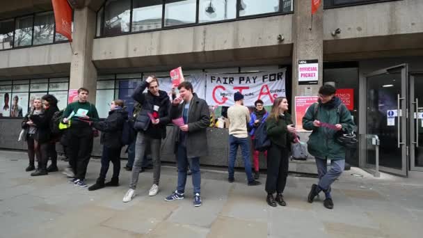 2020年3月10日 在伦敦国王学院 King College London 的入口处 学生和讲师在警戒线上罢工 — 图库视频影像