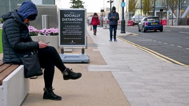 Londra Ngiltere Kasım 2020 Bir Kadın Sosyal Uzaklık Tabelasının Yanında — Stok video
