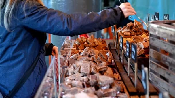 London November 2020 Close Woman Choosing Fudge Market Stall Borough — Stock Video