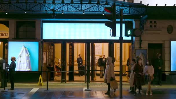 2020年11月1日 在科维德19大流行期间 伦敦阿波罗剧院的入口在夜间部分开放 社会距离限制和戴口罩 — 图库视频影像