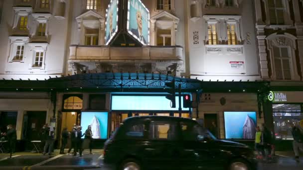 2020年11月1日 伦敦阿波罗剧院 Apollo Theatre 在科维德19大流行期间于夜间部分开放 社会距离限制和戴口罩 — 图库视频影像