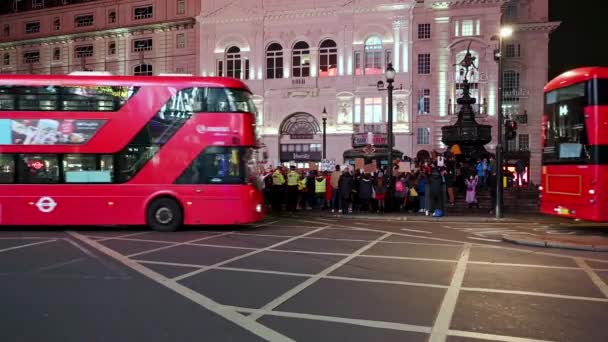 London November 2020 Red London Double Decker Bussar Passerar Poliser — Stockvideo