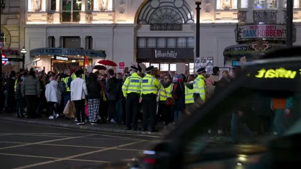 ロンドン 2020年11月1日 警察官と抗議者がオックスフォードサーカスで夜に抗議 — ストック動画