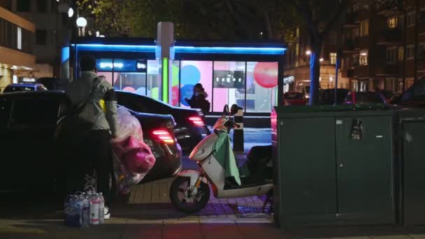 London November 2020 Man Struggles Load Balloons Other Shopping Back — Stock Video