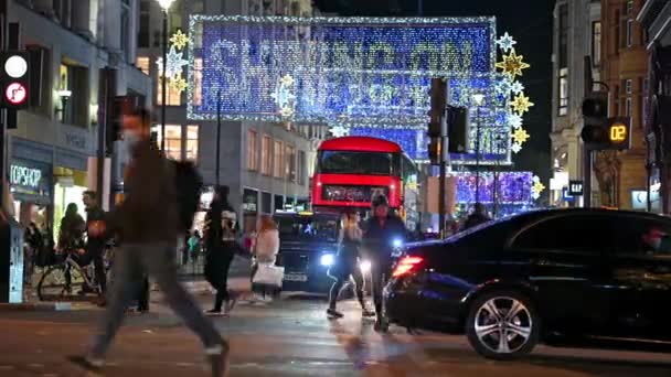 Londen November 2020 Een Vrouw Duwt Nachts Een Elektrische Scooter — Stockvideo