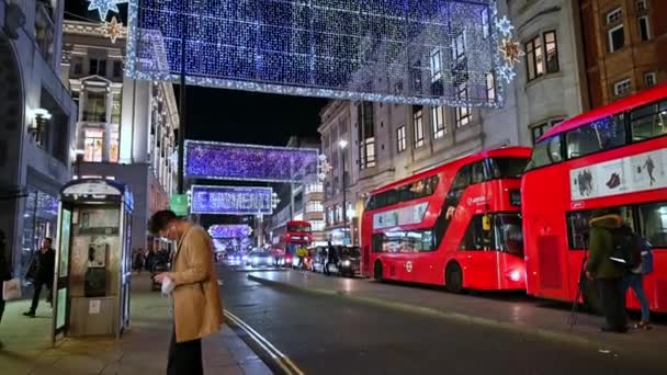 Londen November 2020 Drukke Avond Verkeersscène Onder Kerstversiering Oxford Street — Stockvideo