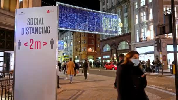 Londres Novembro 2020 Covid Sinal Distanciamento Social Oxford Street Iluminado — Vídeo de Stock