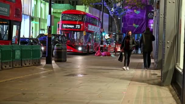 Londen November 2020 Shoppers Lopen Nachts Langs Stoep Oxford Street — Stockvideo