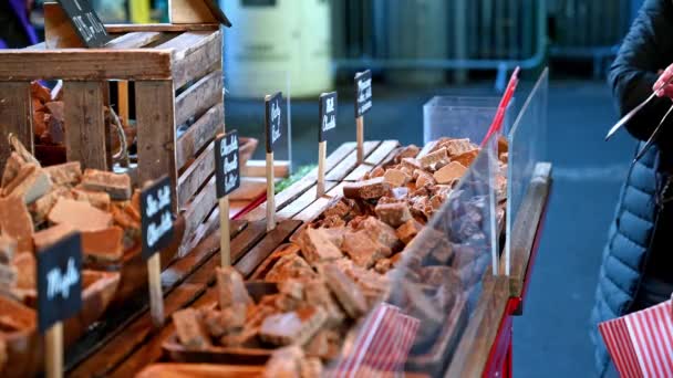 London November 2020 Close Customer Choosing Fudge Market Stall Borough — Stock Video
