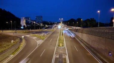 Prag 'daki Mestsky Okruh Inner Çevre Yolu' nda gece trafiği.