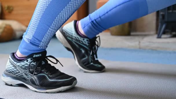 英国北约克郡里士满 2020年5月15日 在家庭锻炼期间 在瑜伽垫上锻炼时关闭女鞋 — 图库视频影像