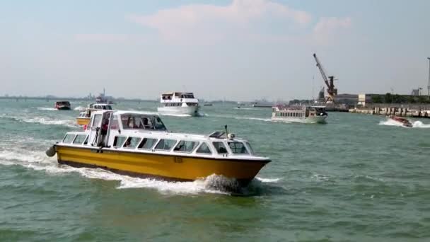 Venice Června 2018 Motorové Čluny Plují Rušném Průplavu Giudecca Benátky — Stock video