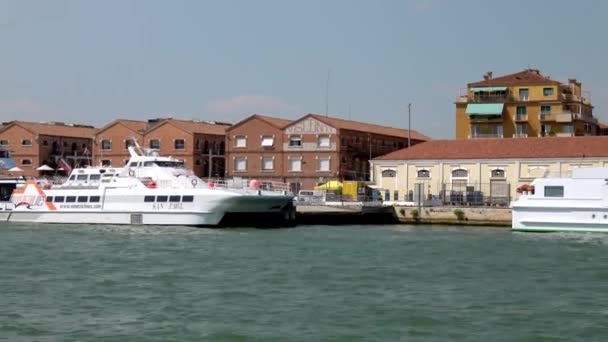 Venecia Julio 2018 Gran Barco Amarrado Puerto Venecia Venecia Italia — Vídeo de stock